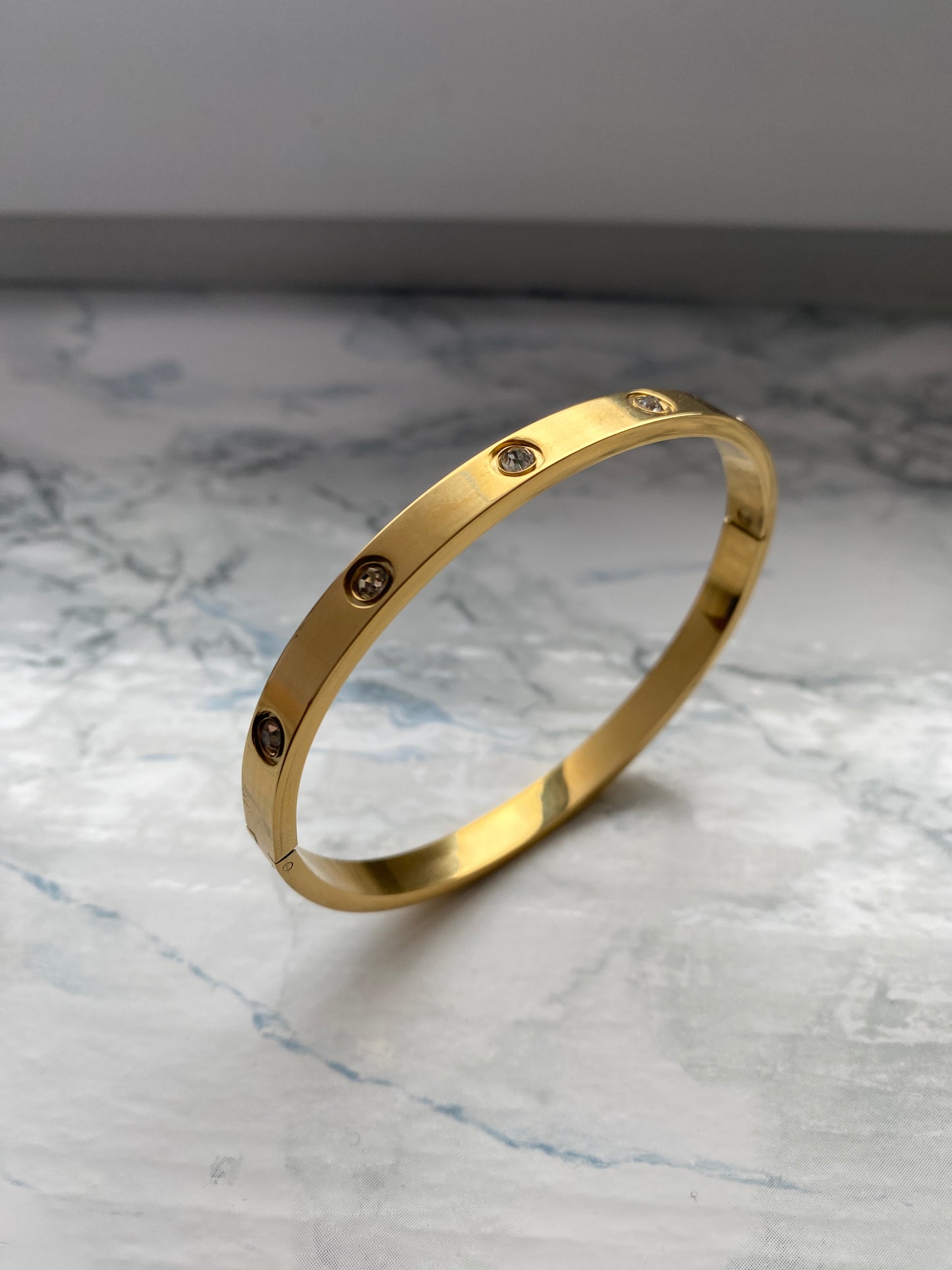 Luna- Eleganter Goldarmreif mit Zirkonia-Steinen