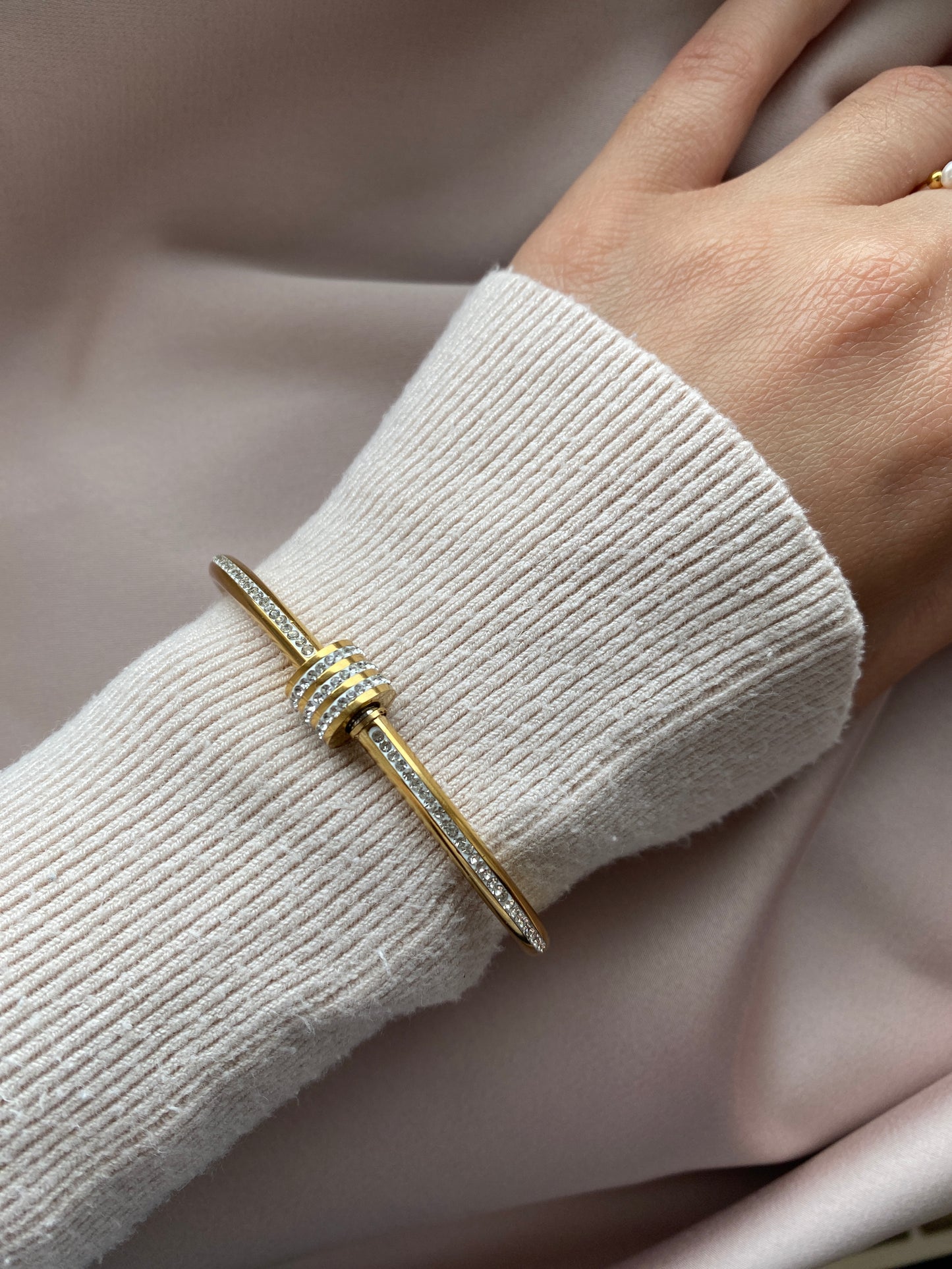 Goldener Edelstahl Armreif mit Zirkonia - Leyla