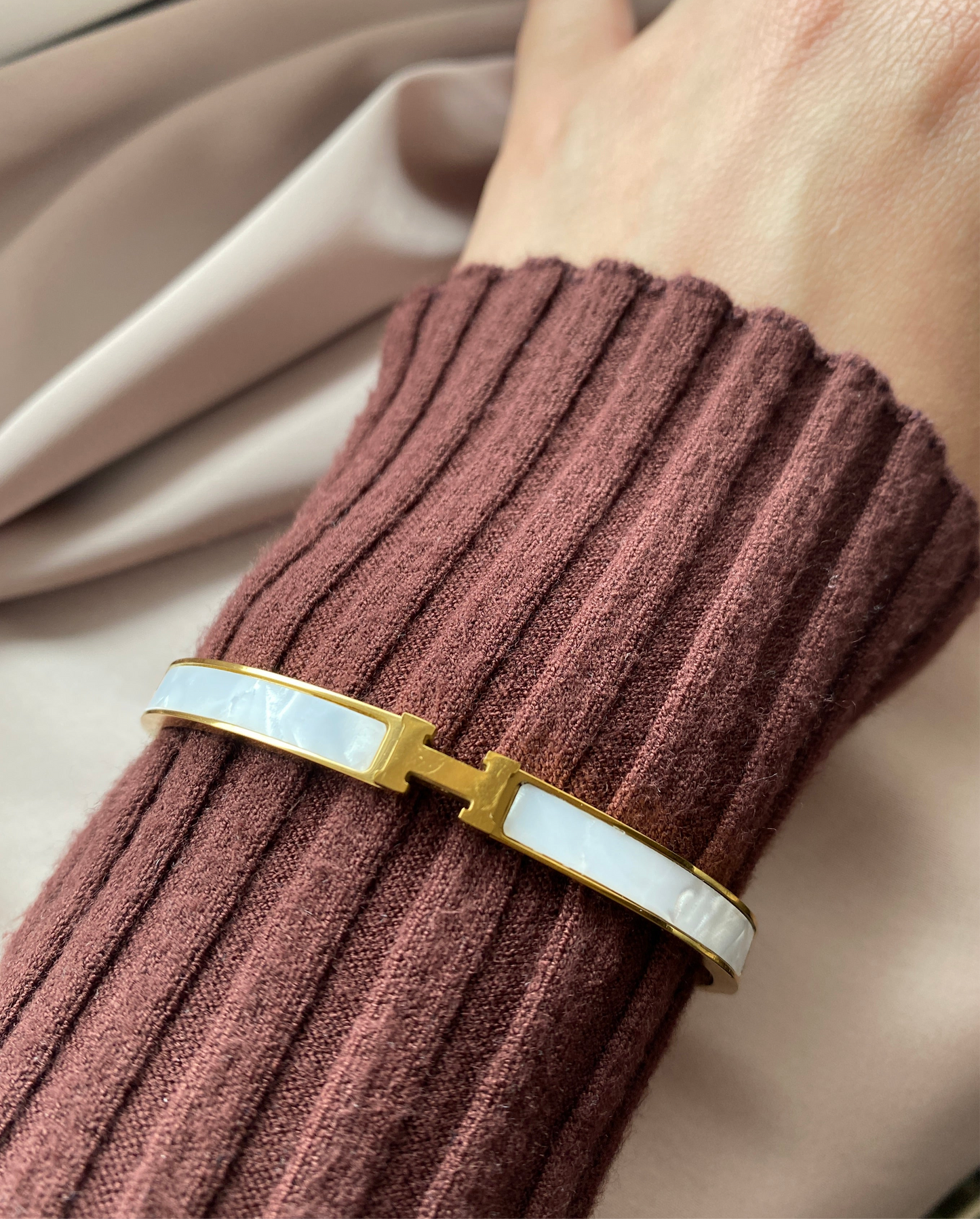 H-Armreif, weiß/gold