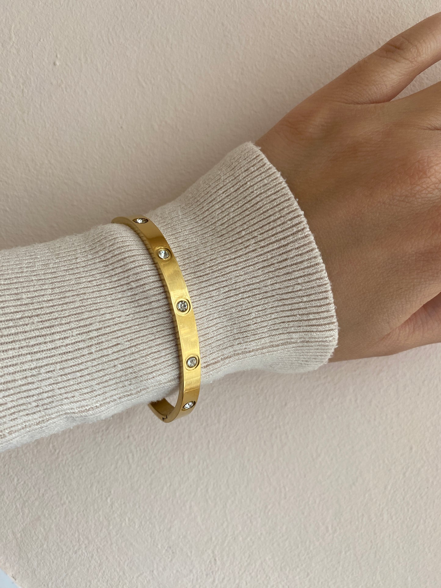 Luna- Eleganter Goldarmreif mit Zirkonia-Steinen