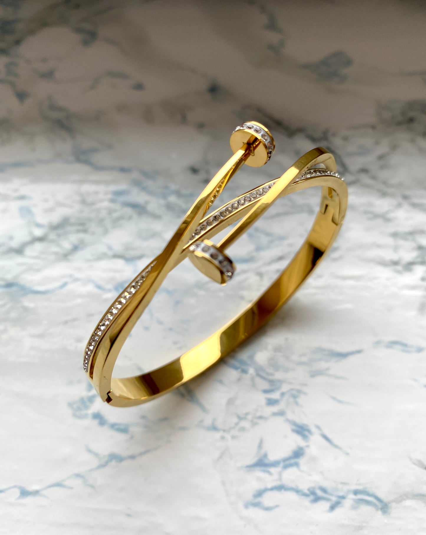 Eleganter Nagel-Design Armreif aus Edelstahl mit Steinen