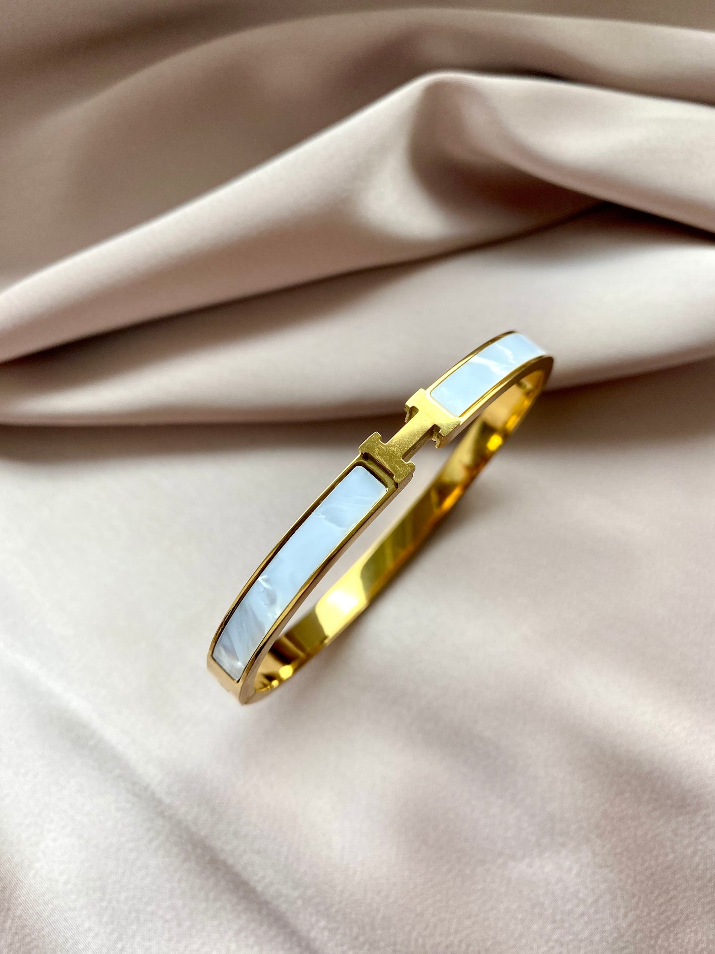 H-Armreif, weiß/gold