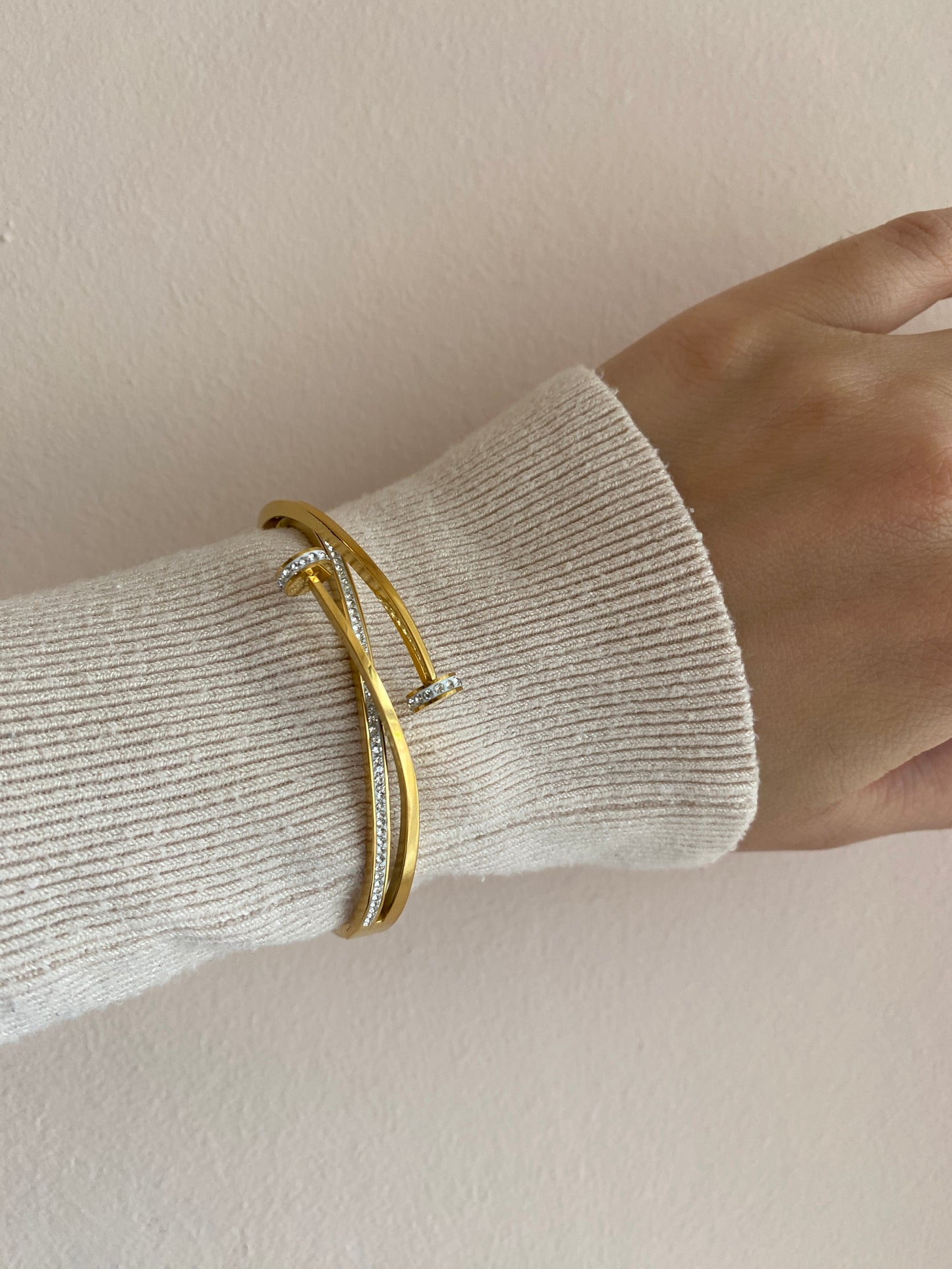 Eleganter Nagel-Design Armreif aus Edelstahl mit Steinen